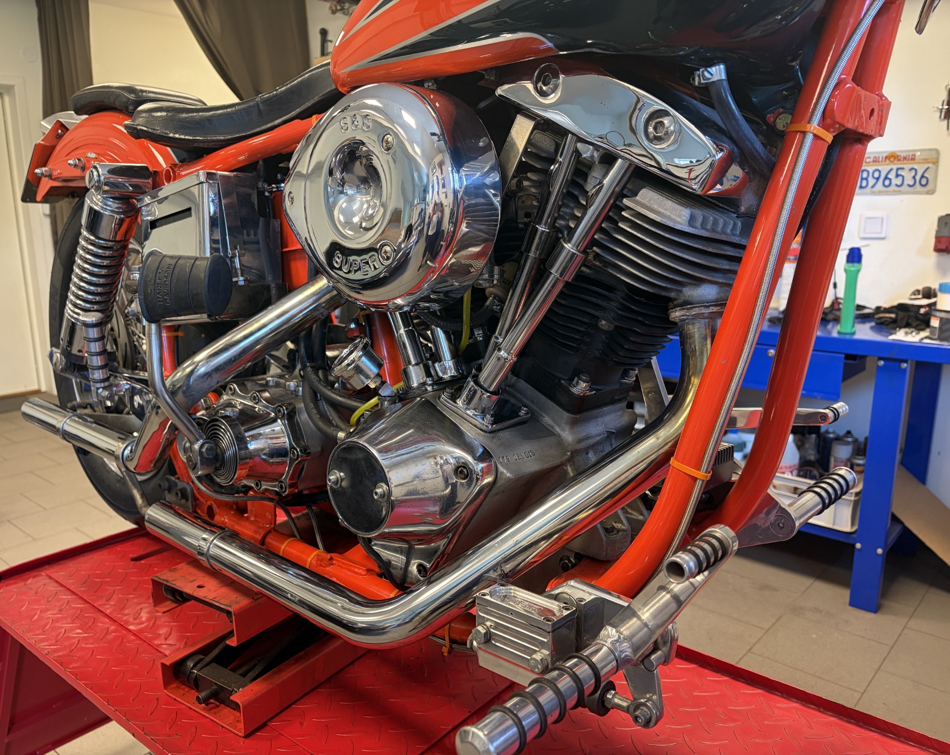 Harley Davidson 1200 Shovelhead 1979 med en blank och snygg motor